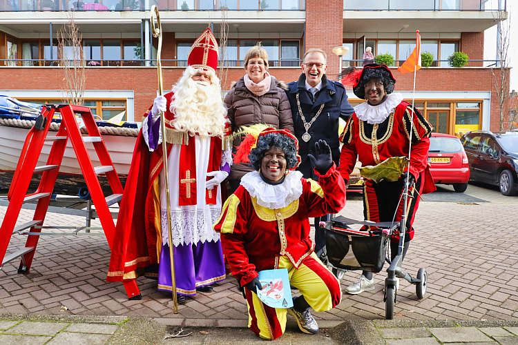 Aankomst van de Sint en zijn Zwarte Pieten in Waarder_059